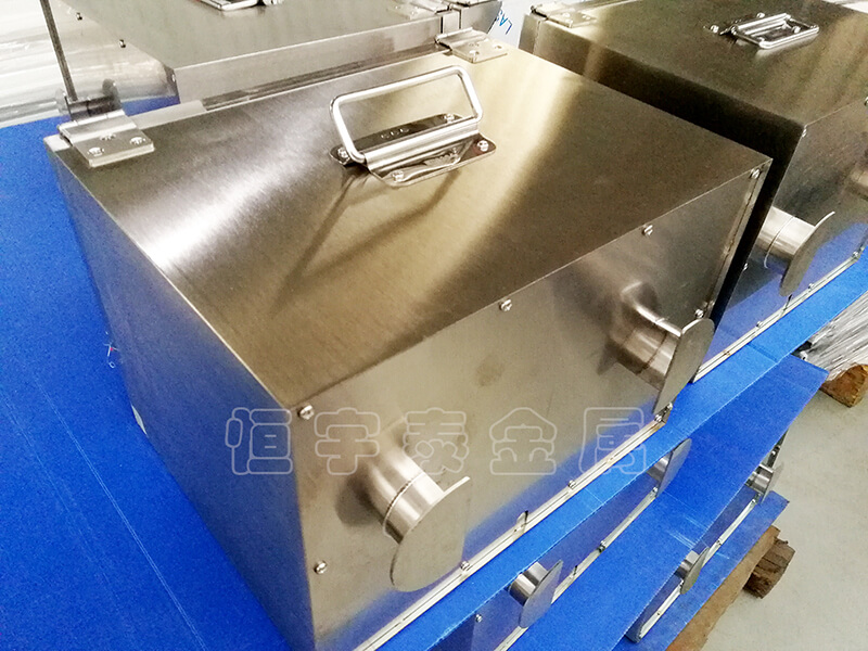 采用不銹鋼進(jìn)行外殼和機(jī)箱的加工設(shè)計